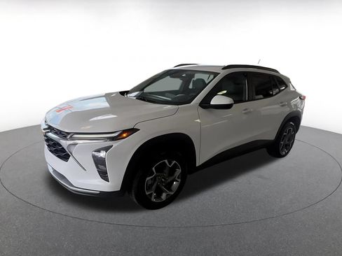 Used 2025 Chevrolet Trax LT FWD image 7