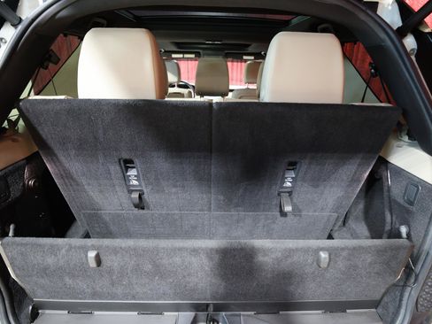 Used 2018 Land Rover Discovery HSE image 28