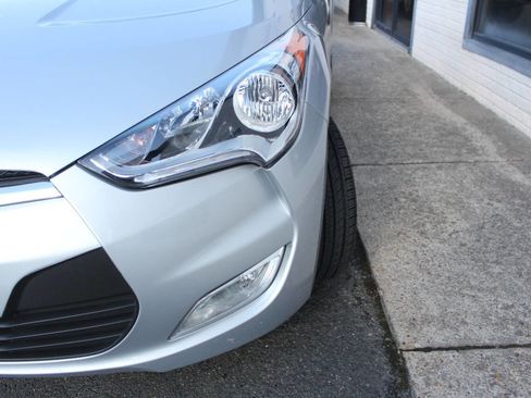 Used 2017 Hyundai Veloster image 3