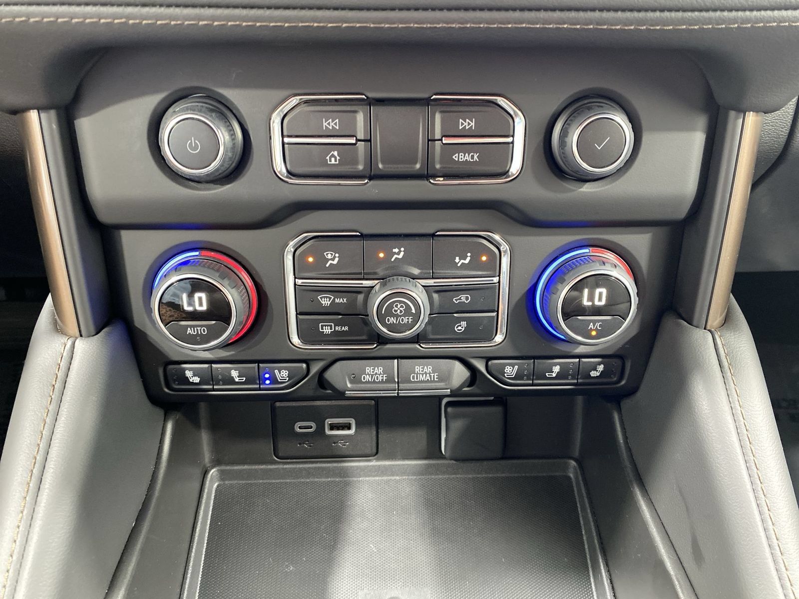 Used 2024 Chevrolet Tahoe High Country w/ Advanced Technology Package AWD/4WD image 19