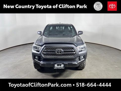 Used 2017 Toyota Tacoma TRD Off-Road w/ Premium & Technology Package image 8