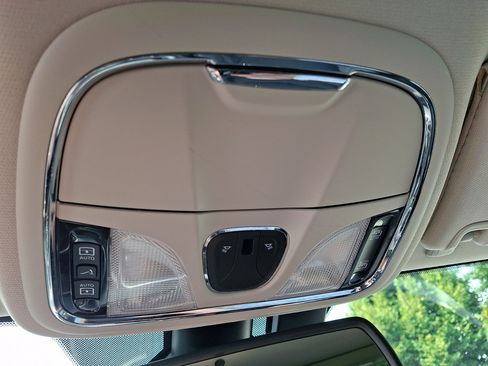 Used 2018 Jeep Cherokee Latitude Plus w/ Comfort/Convenience Group AWD/4WD image 32