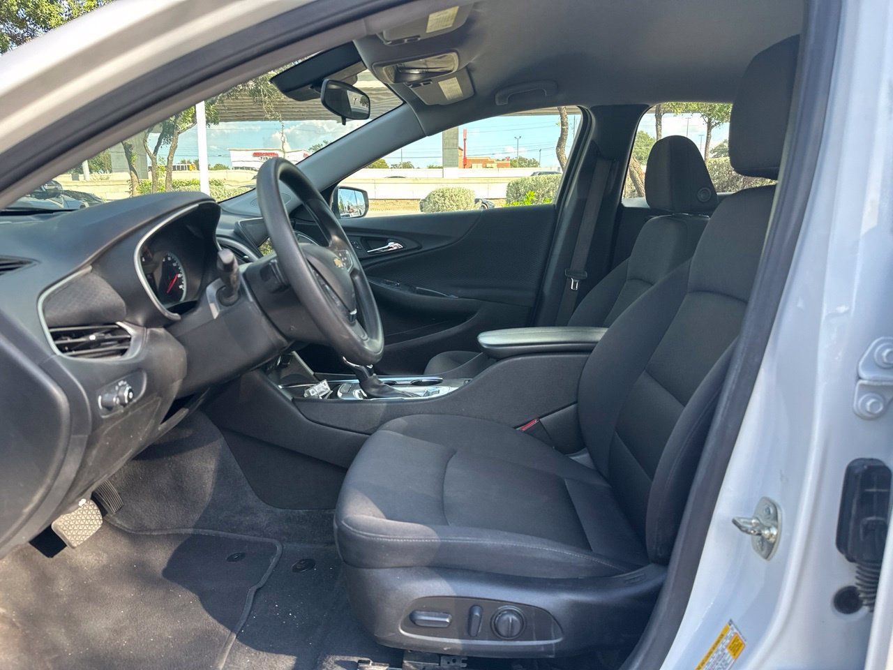 Used 2025 Chevrolet Malibu LT FWD image 9