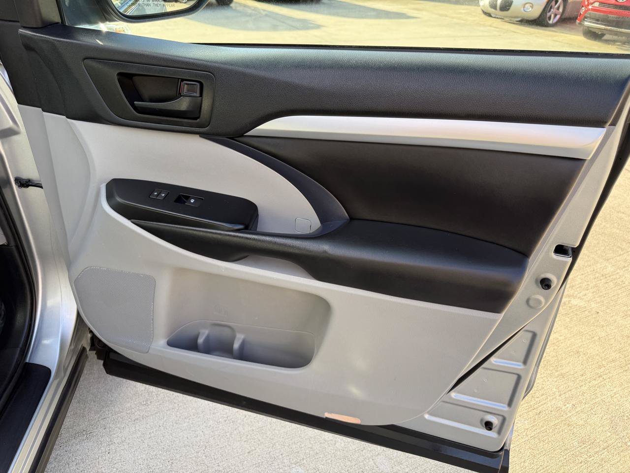 Used 2019 Toyota Highlander Plus FWD image 33