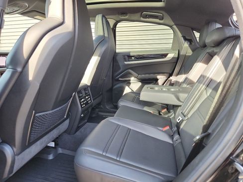 Certified 2024 Porsche Cayenne Coupe image 43