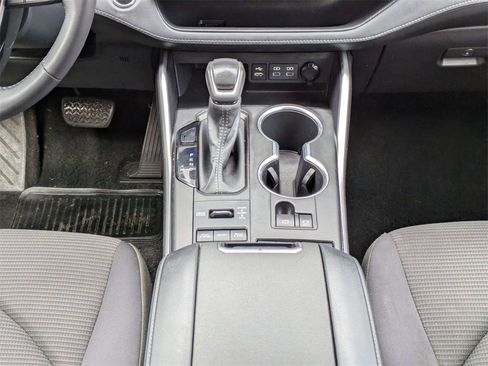 Used 2022 Toyota Highlander LE image 19