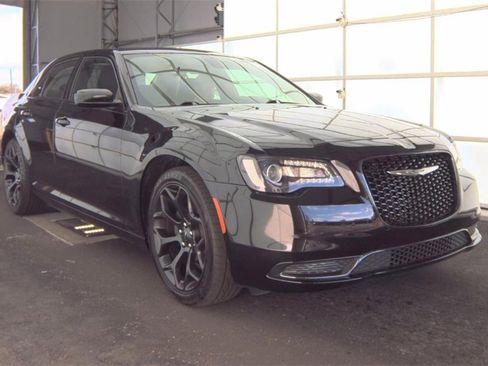 Used 2019 Chrysler 300 Touring w/ Sport Appearance Package image 3
