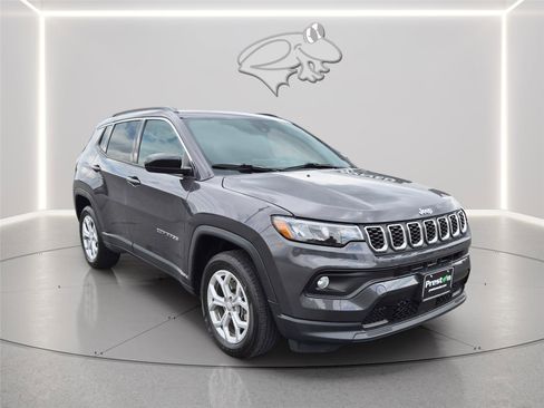 Used 2024 Jeep Compass Latitude w/ Sun and Sound Group AWD/4WD image 7