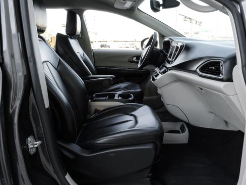 Used 2020 Chrysler Voyager Lxi image 40