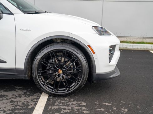 Certified 2025 Porsche Macan Electric image 9