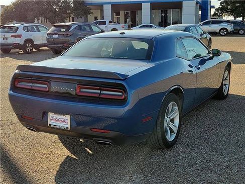 Used 2022 Dodge Challenger SXT image 4