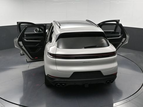 Certified 2026 Porsche Cayenne E-Hybrid AWD/4WD image 35