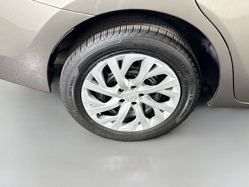 Used 2018 Toyota Corolla LE FWD image 32