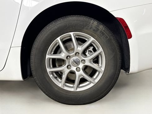 Used 2024 Chrysler Pacifica Touring-L image 37