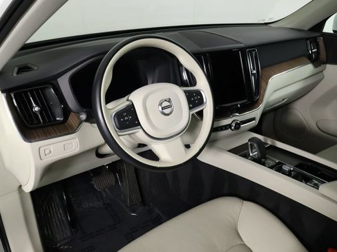 Certified 2022 Volvo XC60 B5 Momentum w/ Climate Package FWD image 14