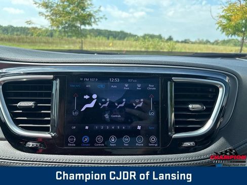 Used 2019 Chrysler Pacifica Limited w/ Tire & Wheel Group FWD image 28