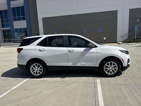 Used 2022 Chevrolet Equinox LS image 2