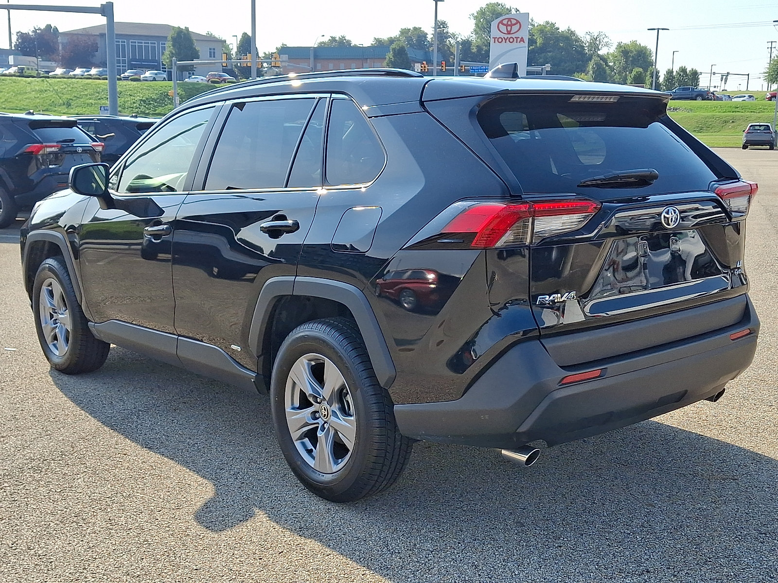 Used 2025 Toyota RAV4 LE AWD/4WD image 4