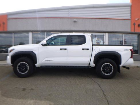 Used 2025 Toyota Tacoma TRD Off-Road AWD/4WD image 2
