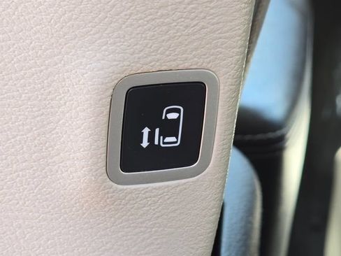 Used 2020 Chrysler Pacifica Touring FWD image 15