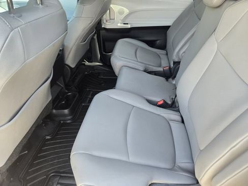 Used 2026 Toyota Sienna XLE FWD image 27