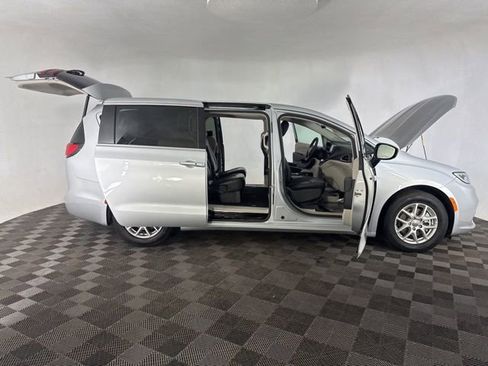 Used 2024 Chrysler Pacifica Touring-L image 13