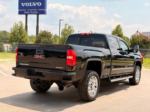 Used 2017 GMC Sierra 2500 Denali w/ Duramax Plus Package AWD/4WD image 8