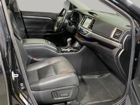 Used 2017 Toyota Highlander Limited Platinum image 31