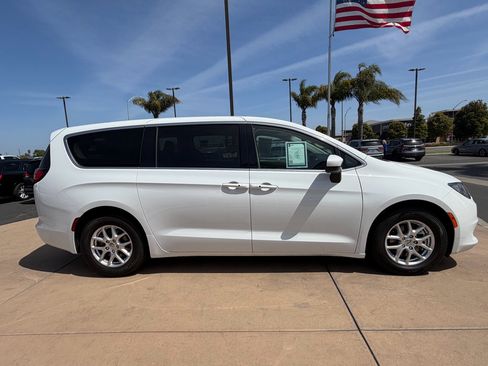 Used 2023 Chrysler Voyager LX FWD image 4