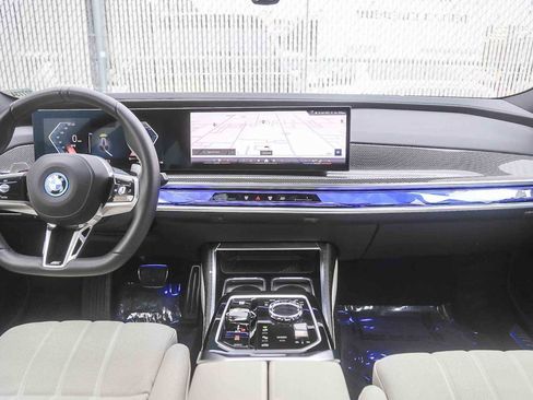 Used 2025 BMW 750e xDrive w/ Premium Package image 9