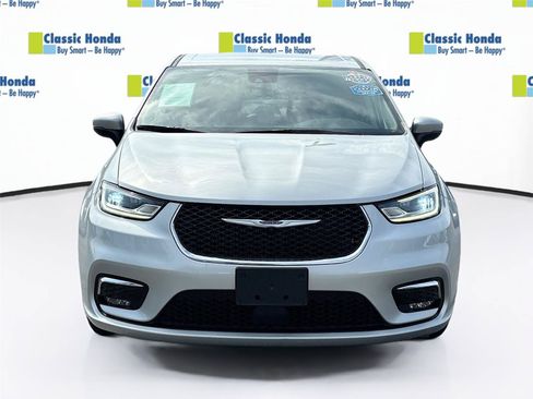 Used 2023 Chrysler Pacifica Touring-L FWD image 2