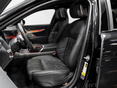 Used 2023 BMW 760i xDrive image 6