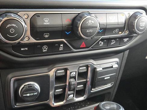 Used 2020 Jeep Wrangler Unlimited Sahara image 15