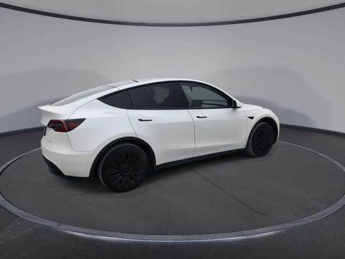 Used 2022 Tesla Model Y Long Range image 8