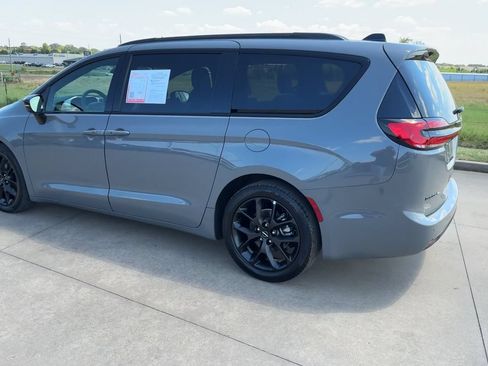 Used 2025 Chrysler Pacifica Limited FWD image 7