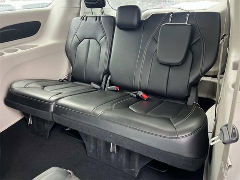 Used 2024 Chrysler Pacifica Touring-L image 12