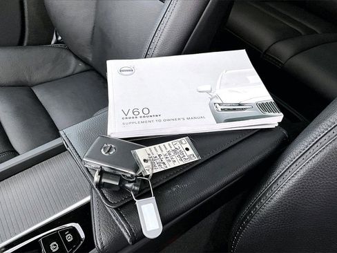 Used 2020 Volvo V60 T5 Cross Country image 34