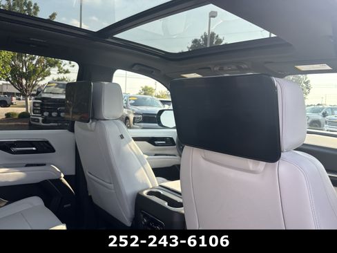 Used 2025 Chevrolet Suburban Premier RWD image 19