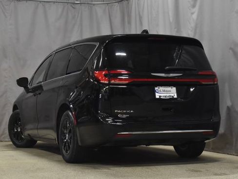 Certified 2025 Chrysler Pacifica Select image 2