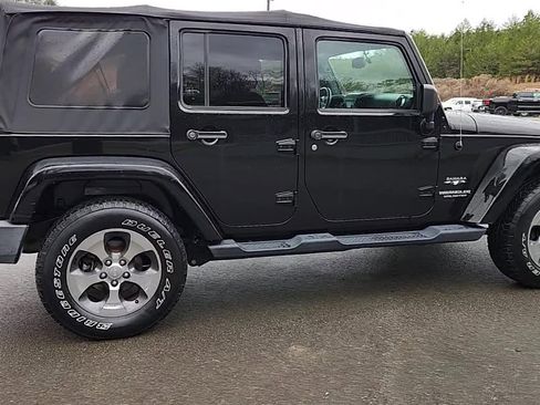 Used 2017 Jeep Wrangler Unlimited Sahara w/ Connectivity Group image 7