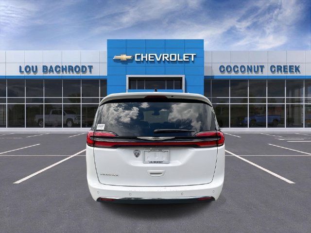 Used 2024 Chrysler Pacifica Touring FWD image 7