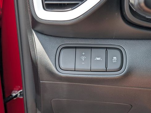 Used 2022 Hyundai Venue Limited image 19