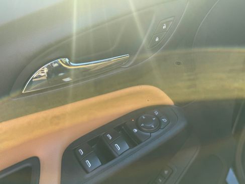 Used 2021 Chevrolet Equinox Premier image 30