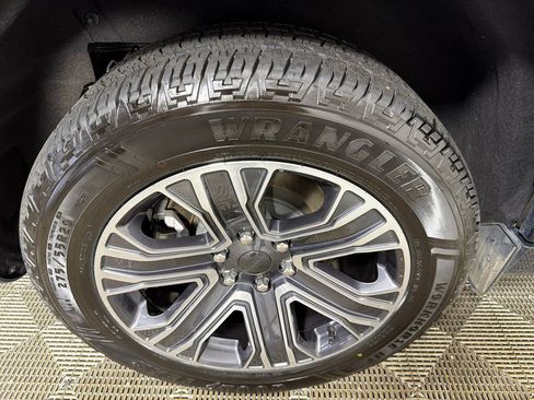 Used 2024 Jeep Wagoneer L Series II w/ Flexible Seating Group image 18