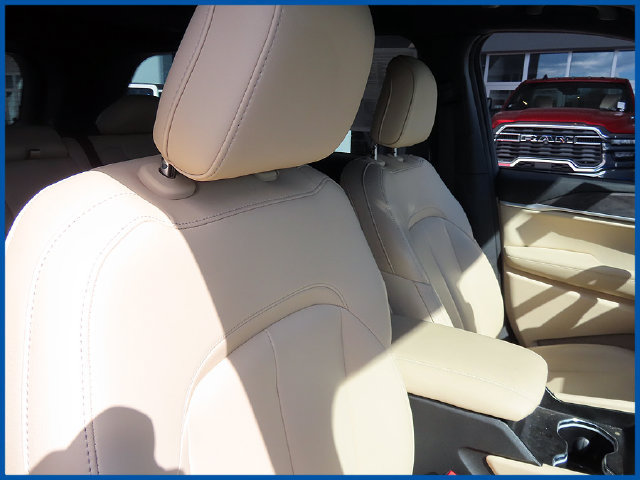 Used 2023 Jeep Grand Cherokee Limited AWD/4WD image 9