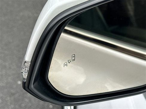 Used 2023 Toyota Highlander Limited image 19