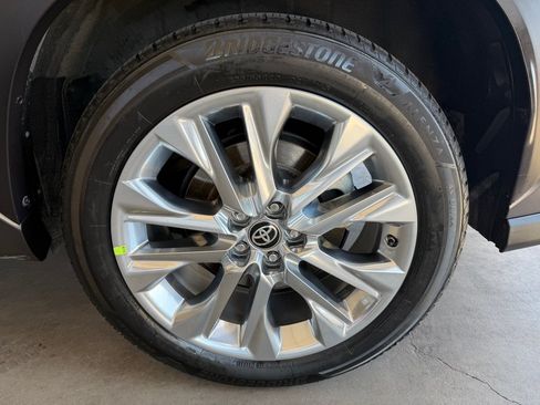 Used 2021 Toyota Highlander Limited FWD image 61