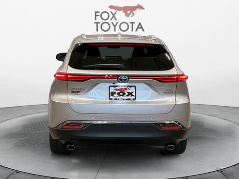 Used 2022 Toyota Venza XLE image 5