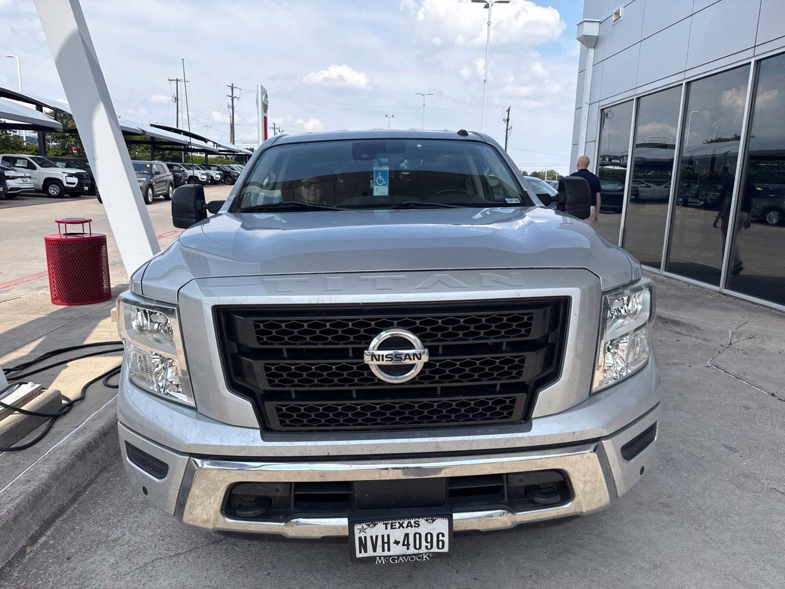 Used 2020 Nissan Titan SV w/ SV Convenience Package RWD image 2