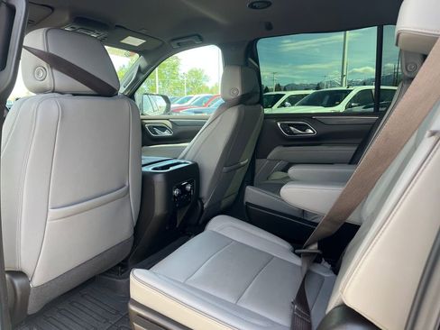 Used 2024 GMC Yukon XL SLT w/ SLT Luxury Package AWD/4WD image 5